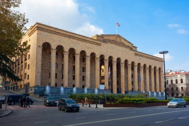 Tiflis, Gürcistan - 14 Kasım 2021: Rustaveli Bulvarı 'ndaki meclis binası. Seyahat