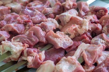 Gürcistan mtsvadi 'si, Shashlik hazırlığı. Izgarada Shashlik tüttürüyorum. Çubukta mangal.