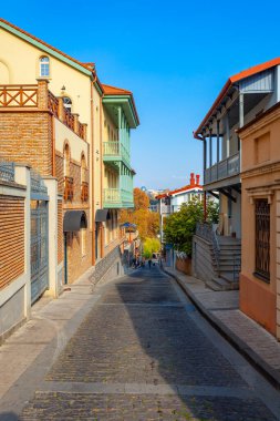Tiflis, Gürcistan - 14 Kasım 2021: Gürcistan 'ın Eski Kenti' nde ahşap oymalı balkonlarla terk edilmiş bölge