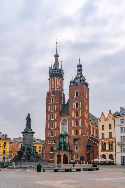 Krakow, Polonya - 13 Mart 2022: Krakow Meydanı 'ndaki St. Mary Bazilikası. Mariacki Kilisesi. Seyahat