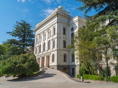 1918 'de kurulan Tiflis Eyalet Üniversitesi manzarası. Eğitim