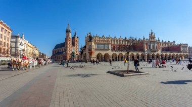 Krakow, Polonya - 14 Mart 2022: Krakow 'daki ana meydanda at arabaları. Seyahat