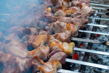 Gürcistan mtsvadi 'si, Shashlik hazırlığı. Izgarada Shashlik tüttürüyorum. Çubukta mangal.