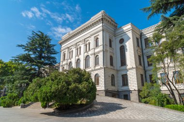 1918 'de kurulan Tiflis Eyalet Üniversitesi manzarası. Eğitim