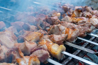 Gürcistan mtsvadi 'si, Shashlik hazırlığı. Izgarada Shashlik tüttürüyorum. Çubukta mangal.