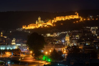 Tiflis, Gürcistan - 6 Kasım 2021: Narikala Kalesi ve Metekhi Kilisesi