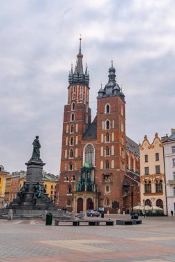 Krakow, Polonya - 13 Mart 2022: Krakow Meydanı 'ndaki St. Mary Bazilikası. Mariacki Kilisesi. Seyahat