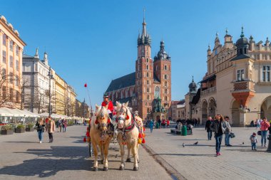 Krakow, Polonya - 14 Mart 2022: Krakow 'daki ana meydanda at arabaları. Seyahat