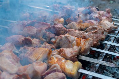 Gürcistan mtsvadi 'si, Shashlik hazırlığı. Izgarada Shashlik tüttürüyorum. Çubukta mangal.