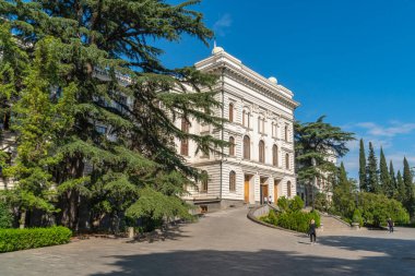 1918 'de kurulan Tiflis Eyalet Üniversitesi manzarası. Eğitim