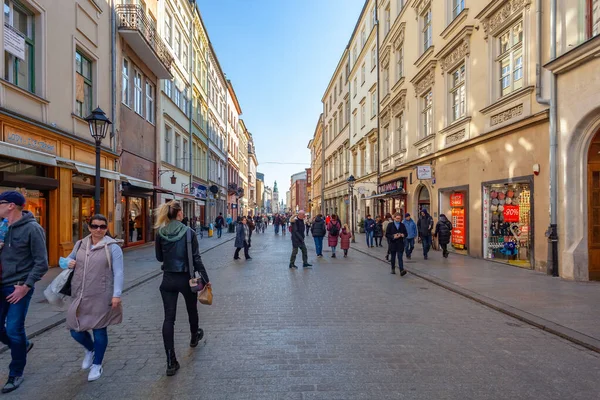 Краков Польша Марта 2022 Года Туристы Идут Улице Флорианской Церковью — стоковое фото