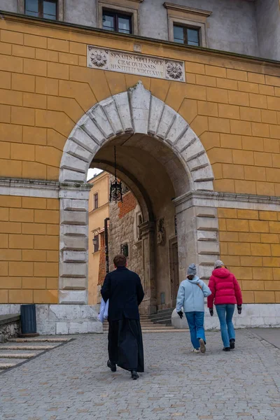 Entrance Wawel Castle Tourist Visiting Castle Krakow Poland Travel — Stockfoto