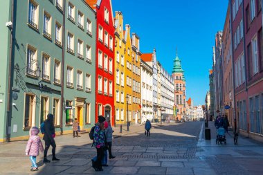 Gdansk, Polonya - 11 Mart 2022: Gdansk 'taki renkli ortaçağ kasabaları, şehrin en önemli turistik merkezleri