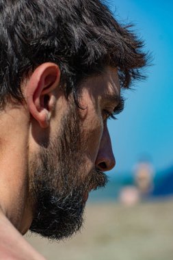 Çekici, yakışıklı ve kendine güvenen bir adamın arka profili.