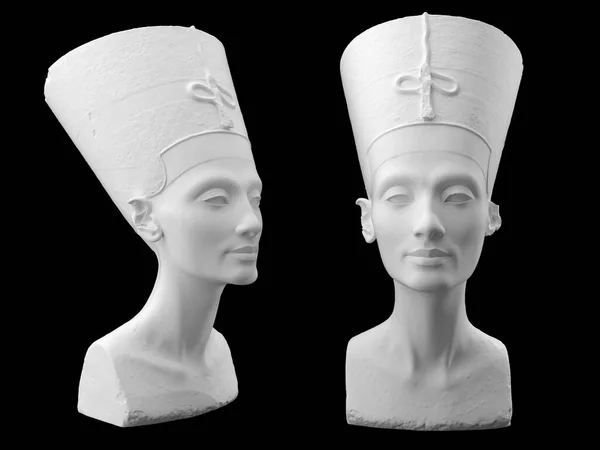 Nefertiti heykeli siyah bir fırında izole edilmiş. 3d resim.