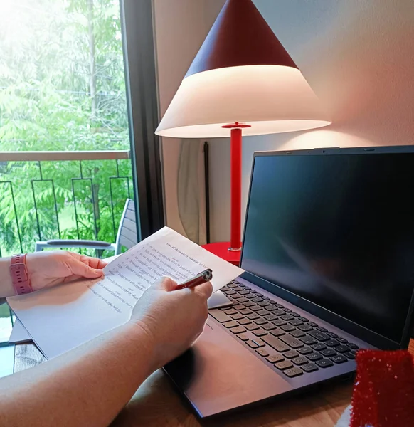 Papierkram Zum Korrekturlesen Auf Holztisch Mit Lampe Und Laptop — Stockfoto