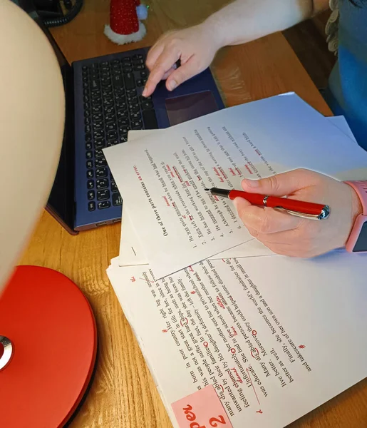 Papelada Para Revisão Mesa Madeira Com Lâmpada Laptop — Fotografia de Stock