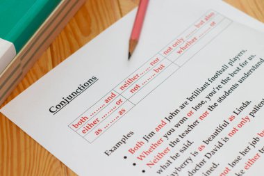 İngilizce ödevi ve ahşap masa üzerinde ders kitapları ve kalemle egzersiz.