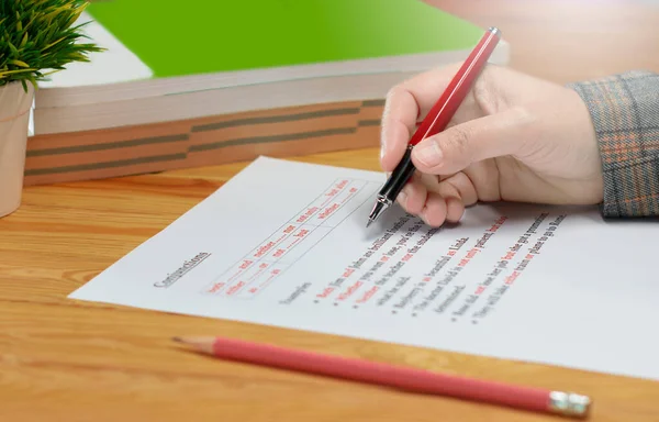 Englische Hausaufgaben Und Übungen Auf Holztisch Mit Lehrbüchern Und Stift — Stockfoto