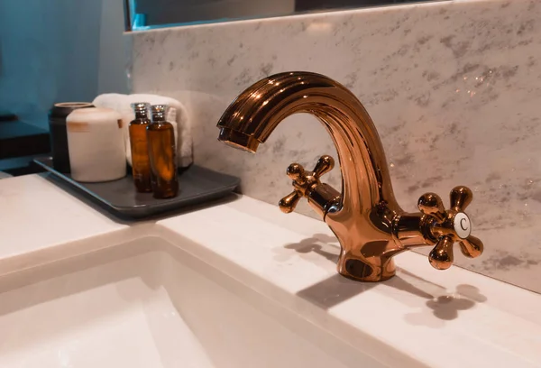 Sauberer Und Neuer Goldener Luxus Wasserhahn Über Weißem Granit Waschbecken — Stockfoto