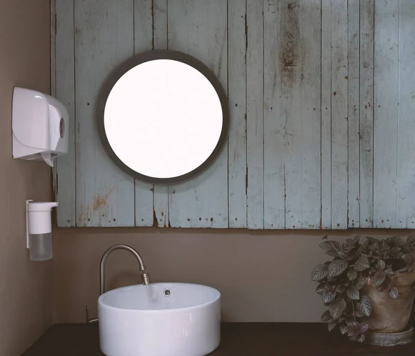 Saubere Weiße Vintage Badezimmerwaschbecken Und Spiegel Auf Holzbrett — Stockfoto