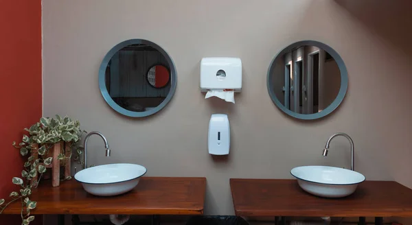 Saubere Weiße Vintage Badezimmerwaschbecken Und Spiegel Auf Holzbrett — Stockfoto