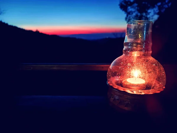 Lámpara Luz Vela Mesa Madera Balcón Con Espacio Copia Sobre Fotos De Stock