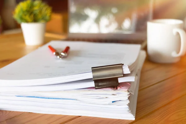 Papeladas Com Clipes Papel Preto Por Cima Mesa Madeira Escritório — Fotografia de Stock