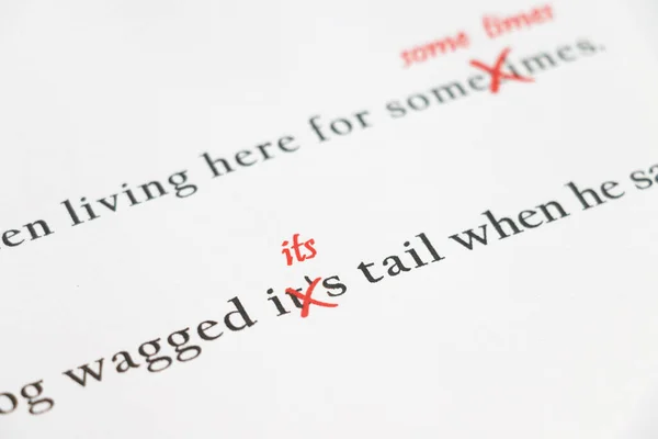 Angielskie Zdania Czerwonym Znakiem Błędu Gramatycznego Korekty — Zdjęcie stockowe
