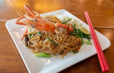 Tayland usulü kızarmış karidesli erişte. 