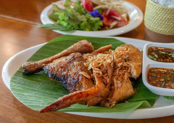 Estilo Tailandês Frango Grelhado Com Salada Mamão Picante Arroz Pegajoso — Fotografia de Stock