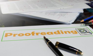 Düzeltme bürosunda ofis malzemeleriyle birlikte kağıt üzerine dolmakalem.