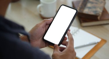 Akıllı telefon tutan adamın yakın görüntüsü. Metin iletiniz veya bilgi içeriğiniz için boş ekran.