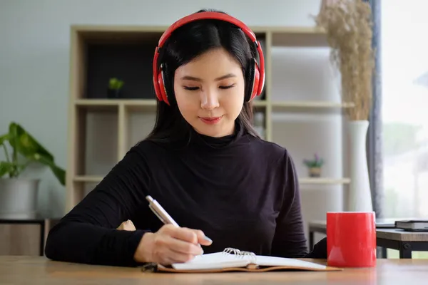 Giovane Donna Asiatica Che Ascolta Musica Con Cuffie Wireless Scrive — Foto Stock