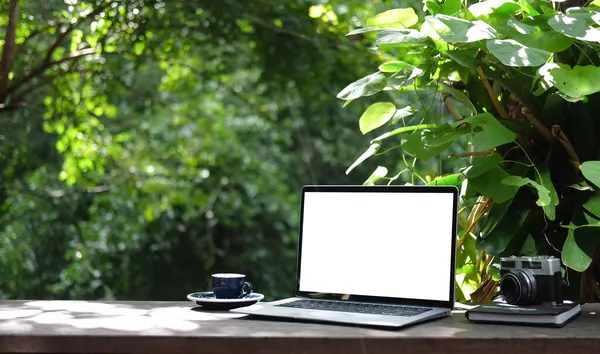 Laptop Computer White Blank Screen Wooden Table Garden — Stock Photo, Image