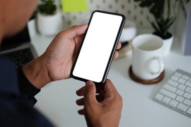 Görüntüyü kapat iş adamı elinde boş ekranla akıllı telefonu taklit ediyor.