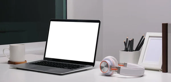 Moderner Arbeitsplatz Mit Laptop Kaffeetasse Und Büchern Auf Weißem Schreibtisch — Stockfoto