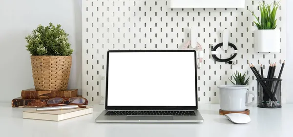 Mock Laptopa Pustym Ekranem Roślin Domowych Filiżanki Kawy Białym Stole — Zdjęcie stockowe