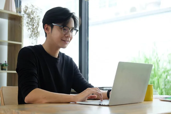 在总公司用笔记本电脑工作的亚洲人微笑 — 图库照片