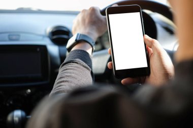 Arabada beklerken akıllı telefon taklidi yap.