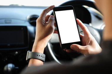 Arabada beklerken akıllı telefon taklidi yap.