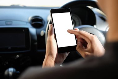 Arabada beklerken akıllı telefon taklidi yap.