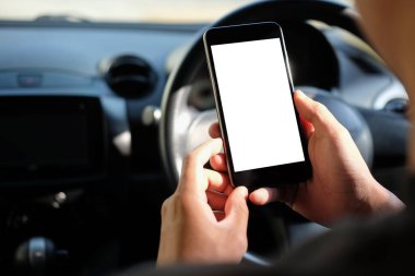 Arabada beklerken akıllı telefon taklidi yap.