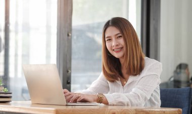Businesswoman analysing business data on computer.	