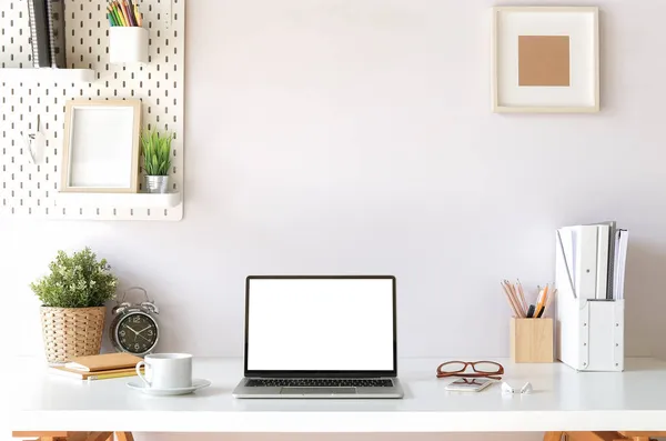 Çalışma masası ve dizüstü bilgisayar. Boşluğu ve boş ekranı kopyala. İş görüntüsü, boş ekran dizüstü bilgisayar ve malzemeler.