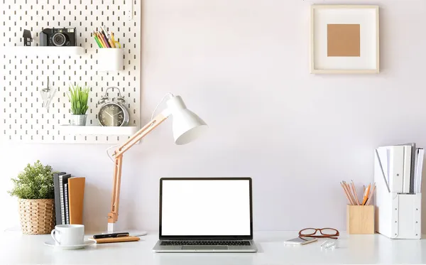 Çalışma masası ve dizüstü bilgisayar. Boşluğu ve boş ekranı kopyala. İş görüntüsü, boş ekran dizüstü bilgisayar ve malzemeler.