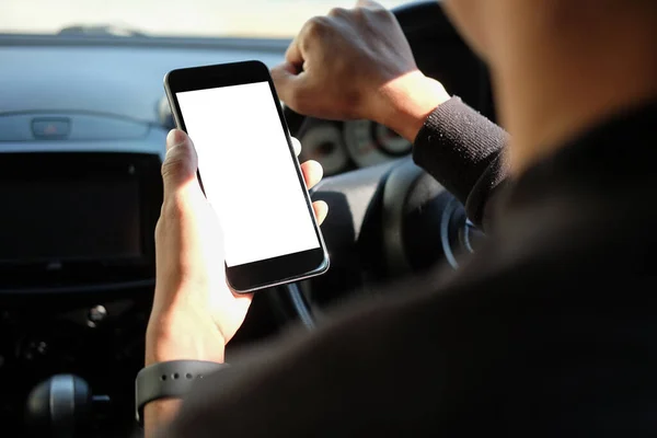 Arabada beklerken akıllı telefon taklidi yap.