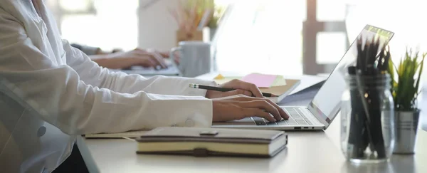 Recortado Tiro Mujer Sosteniendo Portátil Utilizando Ordenador Portátil — Foto de Stock