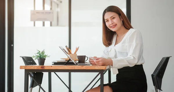 Businesswoman Analysing Business Data Computer — 图库照片