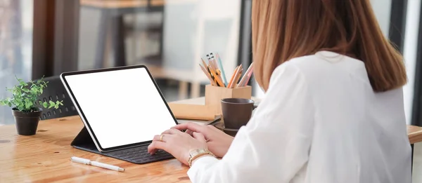 Evdeki ofiste oturan ve bilgisayar laptopuyla çalışan kadını kapatın..